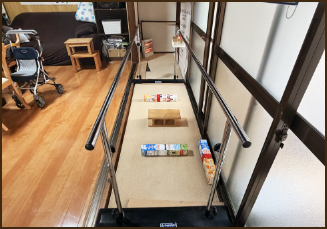 平行棒と障害物で歩行訓練